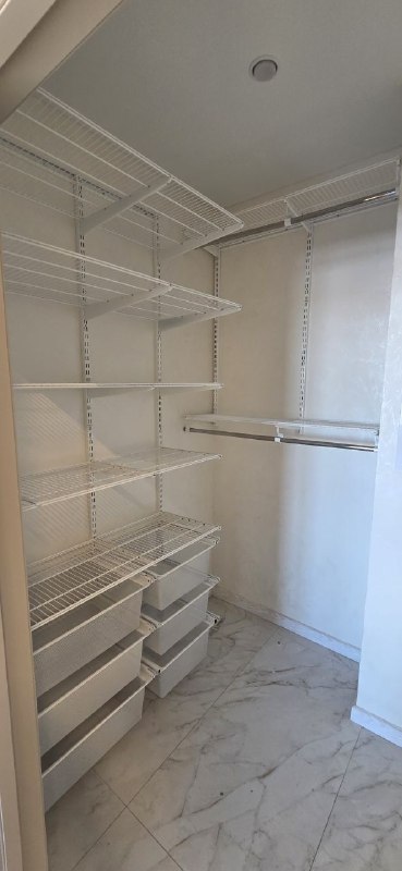 Белая П-образная гардеробная с выдвижными корзинами, ~1,2×1,8 м, фото 1