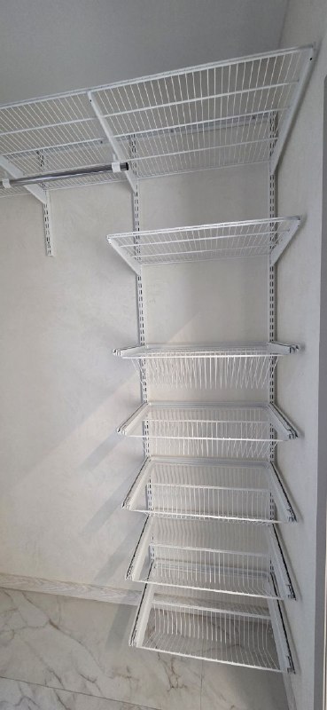 Белая П-образная гардеробная с выдвижными корзинами, ~1,2×1,8 м, фото 2
