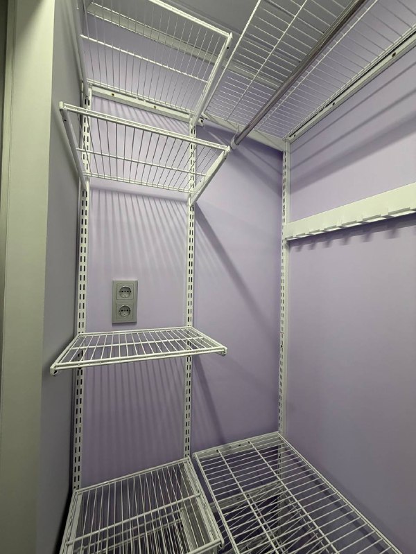 Белая П-образная гардеробная с выдвижными корзинами, ~1,2×1 м, фото 2