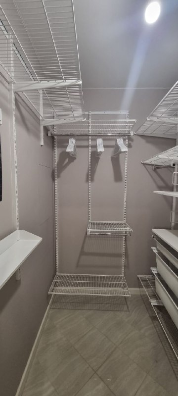 Белая П-образная гардеробная с выдвижными корзинами, ~1,3×2,1 м, фото 1