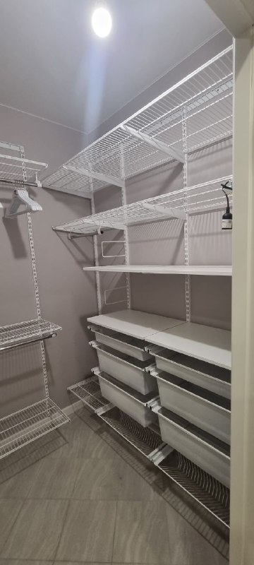 Белая П-образная гардеробная с выдвижными корзинами, ~1,3×2,1 м, фото 3
