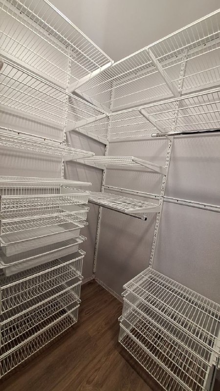 Белая П-образная гардеробная с выдвижными корзинами, ~2,1×1,8 м, фото 2