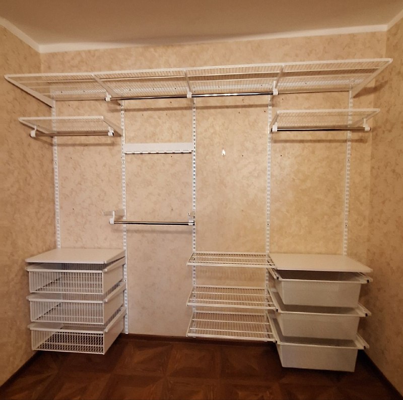 Белая П-образная гардеробная с выдвижными корзинами, фото 1
