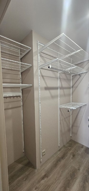 Белая П-образная гардеробная с выдвижными корзинами, ~2,7×1,8 м, фото 1