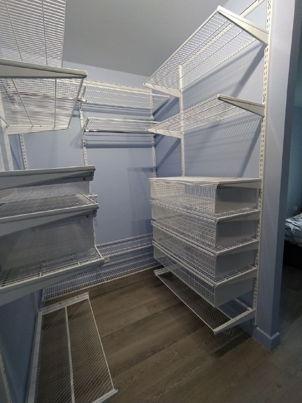 Белая П-образная гардеробная с выдвижными корзинами, ~1,2×2 м, фото 1