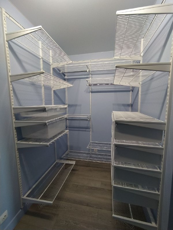 Белая П-образная гардеробная с выдвижными корзинами, ~1,2×2 м, фото 2