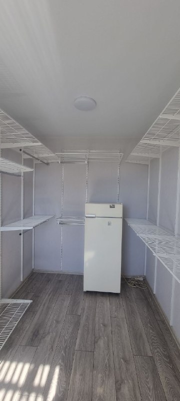 Белая П-образная гардеробная с выдвижными корзинами, ~1,8×2,8 м, фото 2
