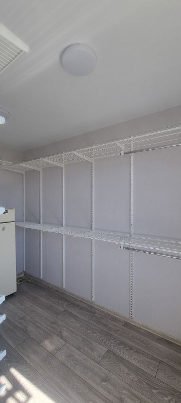 Белая П-образная гардеробная с выдвижными корзинами, ~1,8×2,8 м, фото 3