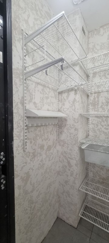 Белая П-образная гардеробная с выдвижными корзинами, ~1,3×1,6 м, фото 1