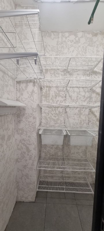 Белая П-образная гардеробная с выдвижными корзинами, ~1,3×1,6 м, фото 2