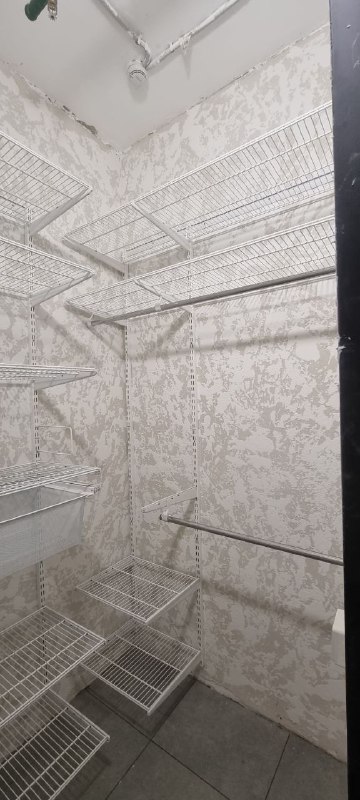 Белая П-образная гардеробная с выдвижными корзинами, ~1,3×1,6 м, фото 3