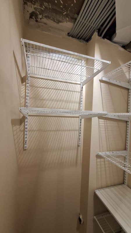 Белая П-образная гардеробная с выдвижными корзинами, ~2,1×1,8 м, фото 3