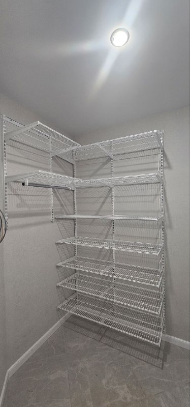 Белая П-образная гардеробная с выдвижными корзинами, ~1,8×2,1 м, фото 1