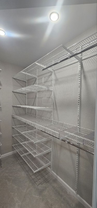 Белая П-образная гардеробная с выдвижными корзинами, ~1,8×2,1 м, фото 2