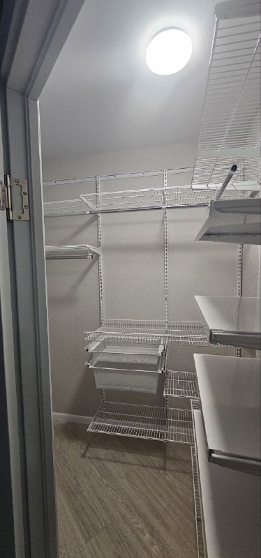 Белая П-образная гардеробная с выдвижными корзинами, ~1,8×2,1 м, фото 3