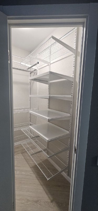 Белая П-образная гардеробная с выдвижными корзинами, ~1,8×2,1 м, фото 4