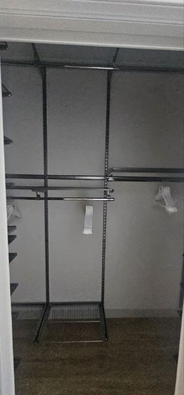Белая П-образная гардеробная с выдвижными корзинами, ~1,2×1,7 м, фото 2