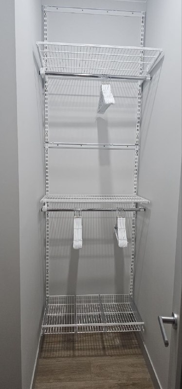 Белая П-образная гардеробная с выдвижными корзинами, ~1,2×1,7 м, фото 4