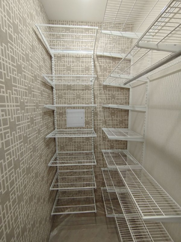 Белая П-образная гардеробная с выдвижными корзинами, ~1,8×2,4 м, фото 2