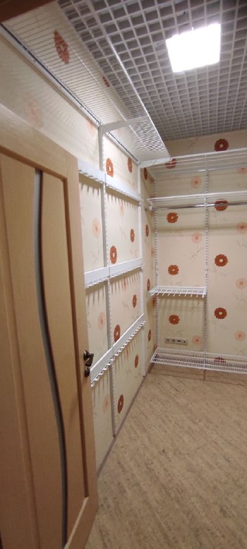 Белая П-образная гардеробная с выдвижными корзинами, ~1,8×2,4 м, фото 1