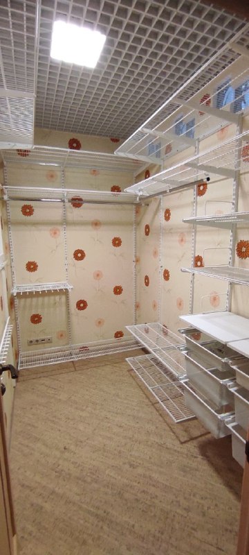 Белая П-образная гардеробная с выдвижными корзинами, ~1,8×2,4 м, фото 2