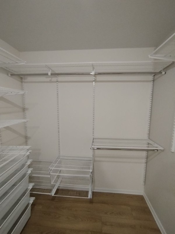 Белая П-образная гардеробная с выдвижными корзинами, ~2×3 м, фото 2