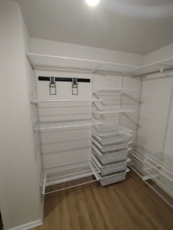 Белая П-образная гардеробная с выдвижными корзинами, ~2×3 м, фото 3