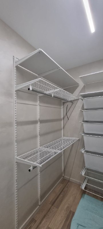 Белая П-образная гардеробная с выдвижными корзинами, фото 1