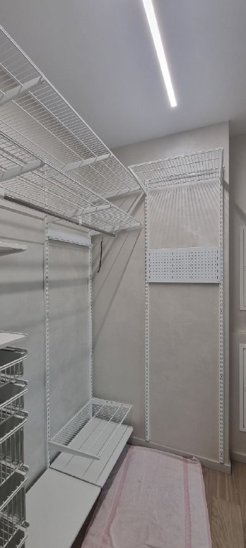 Белая П-образная гардеробная с выдвижными корзинами, фото 4