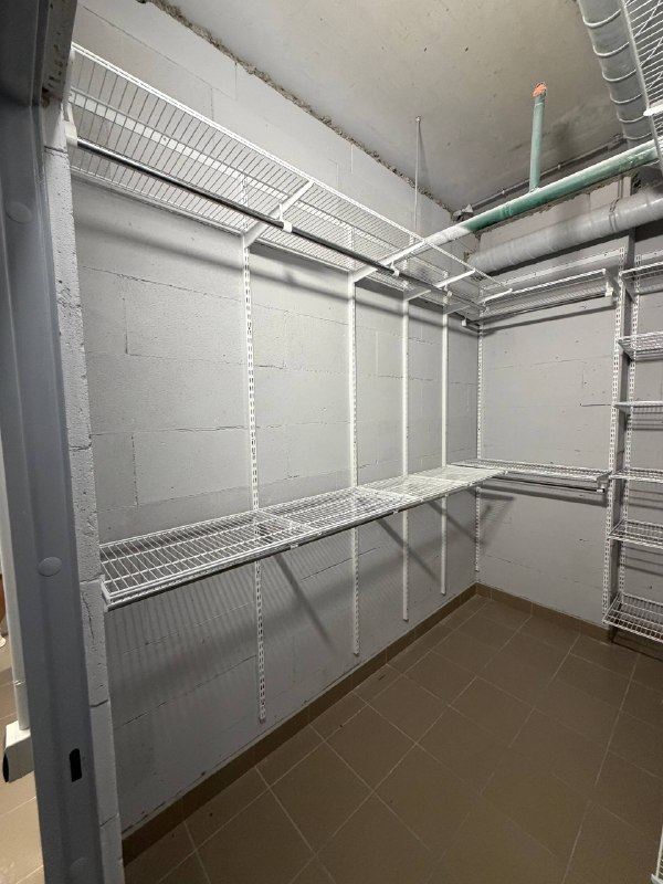 Белая П-образная гардеробная с выдвижными корзинами, ~2×3 м, фото 1