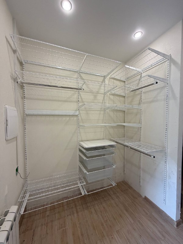 Белая П-образная гардеробная с выдвижными корзинами, ~1,5×1,5 м, фото 1
