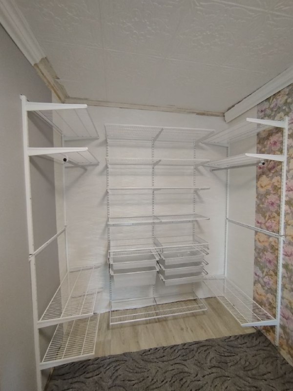 Белая П-образная гардеробная с выдвижными корзинами, ~1,5×1,4 м, фото 1