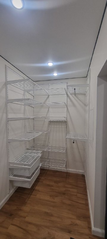 Белая П-образная гардеробная с выдвижными корзинами, ~2×2,5 м, фото 1
