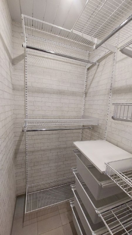 Белая П-образная гардеробная с выдвижными корзинами, ~1,3×2 м, фото 1