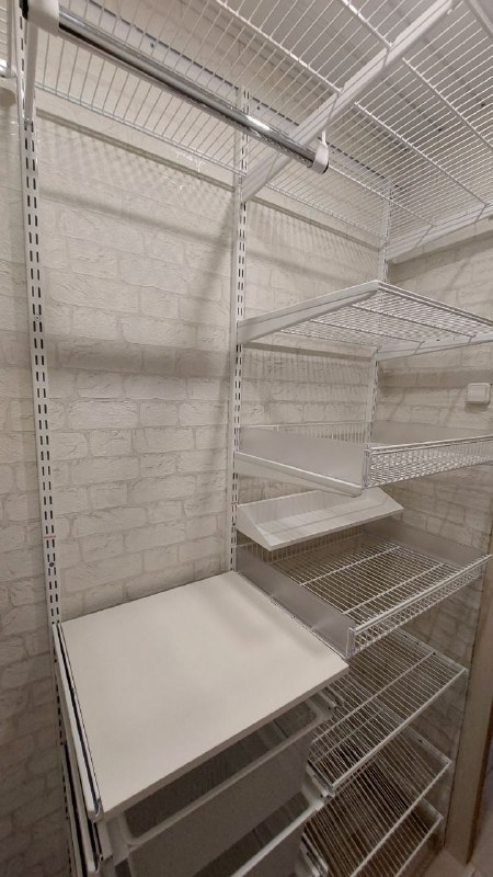 Белая П-образная гардеробная с выдвижными корзинами, ~1,3×2 м, фото 3