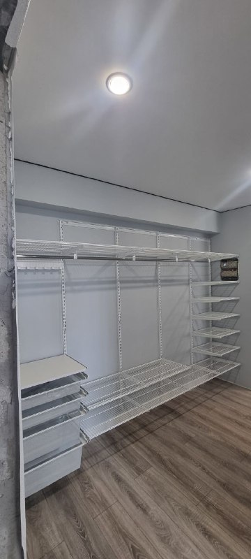 Белая П-образная гардеробная с выдвижными корзинами, фото 1