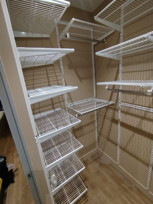 Белая П-образная гардеробная с выдвижными корзинами, ~2×1,8 м, фото 3