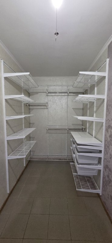 Белая П-образная гардеробная с выдвижными корзинами, фото 1