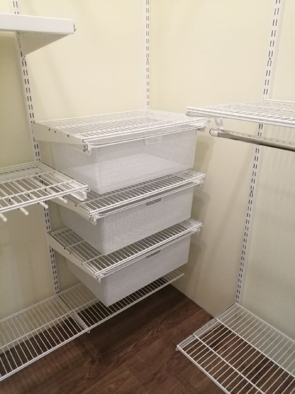 Белая П-образная гардеробная с выдвижными корзинами, ~1,4×1,5 м, фото 3