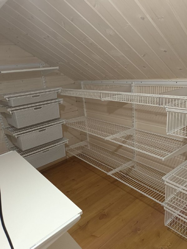 Белая П-образная гардеробная с выдвижными корзинами, ~1,9×2,1 м, фото 2