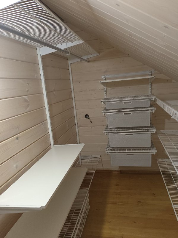 Белая П-образная гардеробная с выдвижными корзинами, ~1,9×2,1 м, фото 3