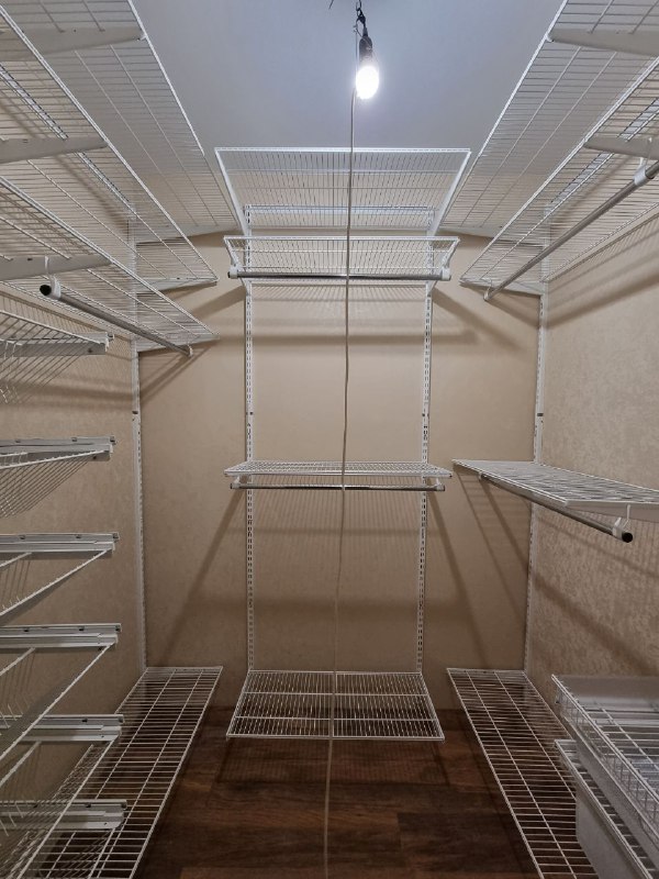 Белая П-образная гардеробная с выдвижными корзинами, ~1,5×2 м, фото 1
