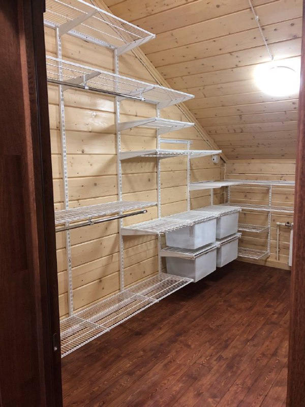 Белая П-образная гардеробная с выдвижными корзинами, ~2,2×3 м, фото 1