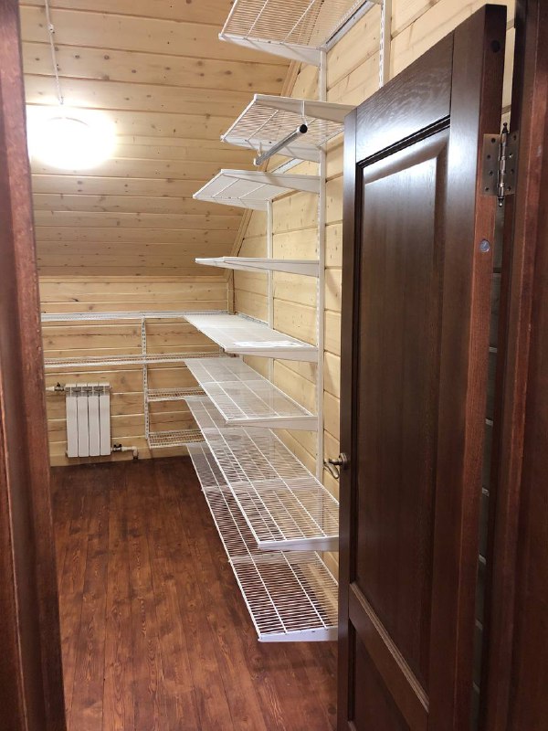Белая П-образная гардеробная с выдвижными корзинами, ~2,2×3 м, фото 2