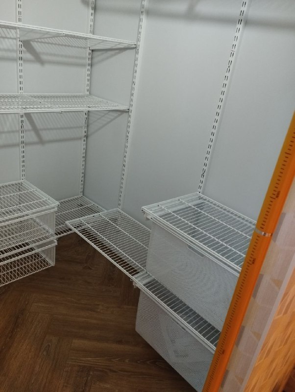 Белая П-образная гардеробная с выдвижными корзинами, ~1,5×1,5 м, фото 1