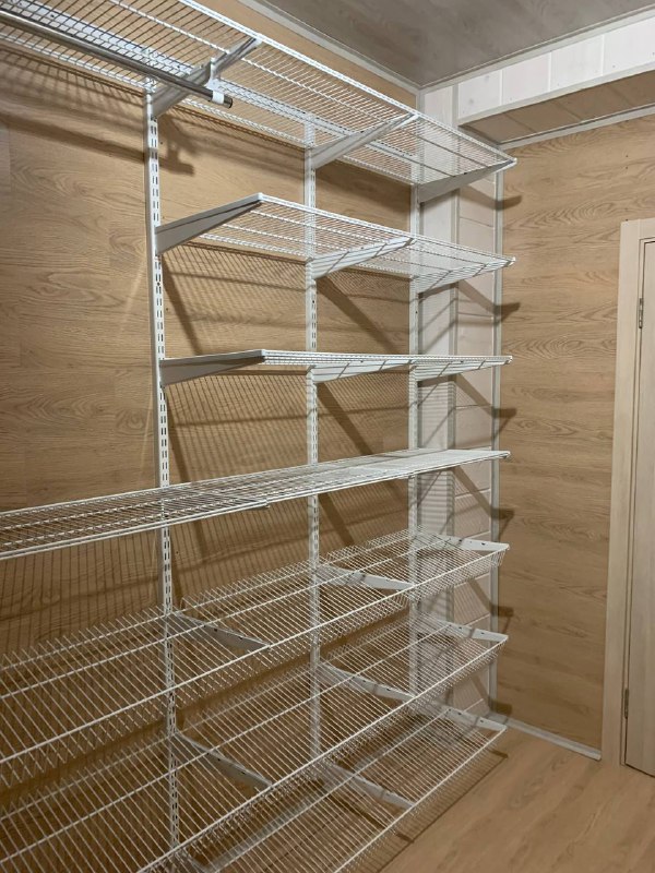Белая П-образная гардеробная с выдвижными корзинами, ~2,1×2,7 м, фото 4