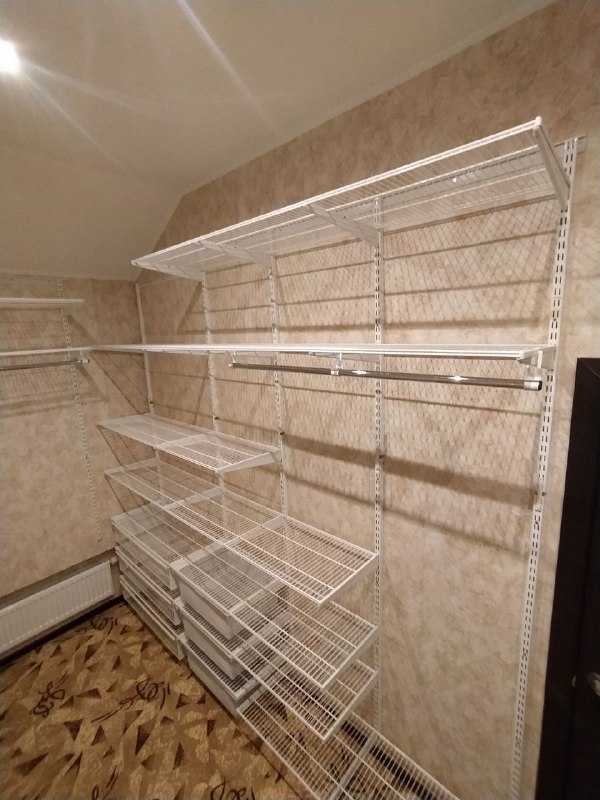 Белая П-образная гардеробная с выдвижными корзинами, фото 2