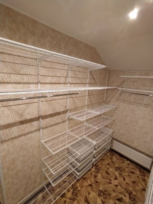 Белая П-образная гардеробная с выдвижными корзинами, фото 3