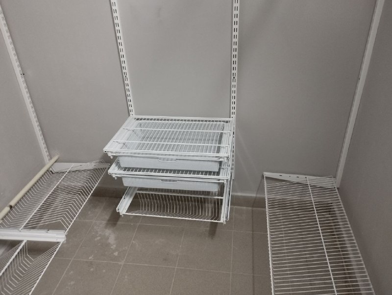 Белая П-образная гардеробная с выдвижными корзинами, ~1,8×2 м, фото 4