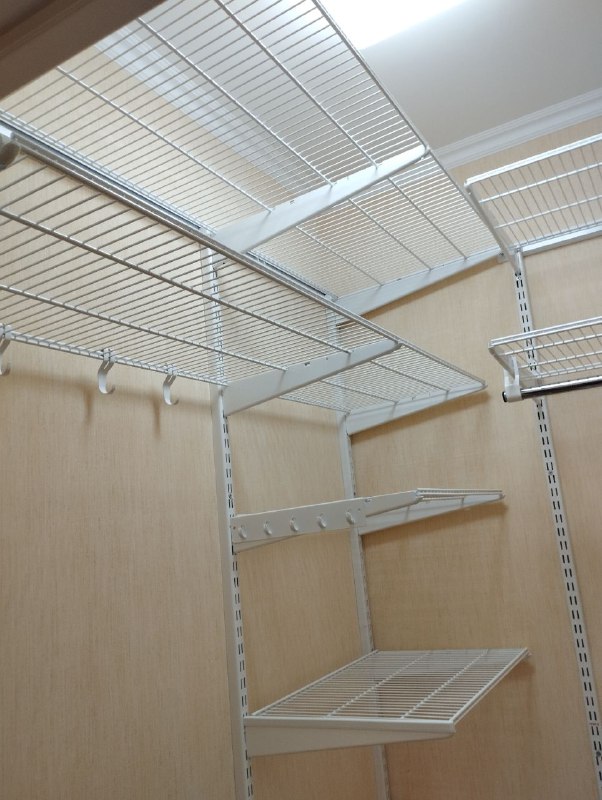 Белая П-образная гардеробная с выдвижными корзинами, ~1,3×1,6 м, фото 1